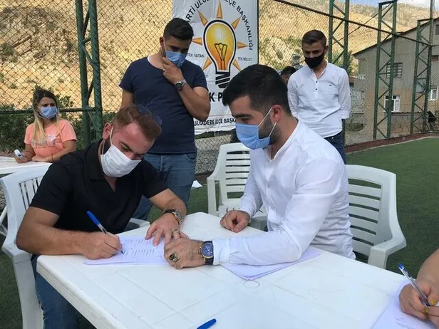 yalani-ortaya-cikan-hdpye-sok-11-bin-nufuslu-ilcede-6-bin-kisi-ak-partiye-uye-oldu-1599557666379.jpg HDP'nin fiyasko ile biten yalan şovu! 11 bin nüfuslu ilçede 6 bin kişi AK Parti'ye üye oldu-1