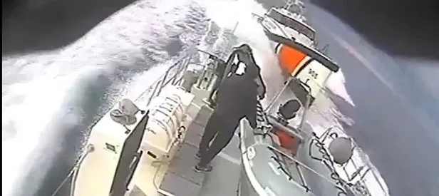 Türk Sahil Güvenliği, mülteci botunu batırmaya çalışan Yunan botunu kovaladı!