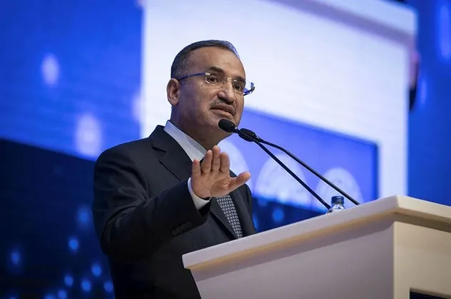 Son dakika: Adalet Bakanı Bekir Bozdağ: “Bir kadını 15 yerinden bıçaklayana adli kontrol şartı verildiğinde yüreğim yanıyor”