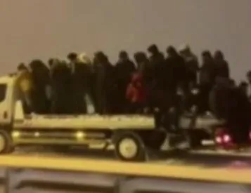 Yolda kalan vatandaşları çekici taşıdı