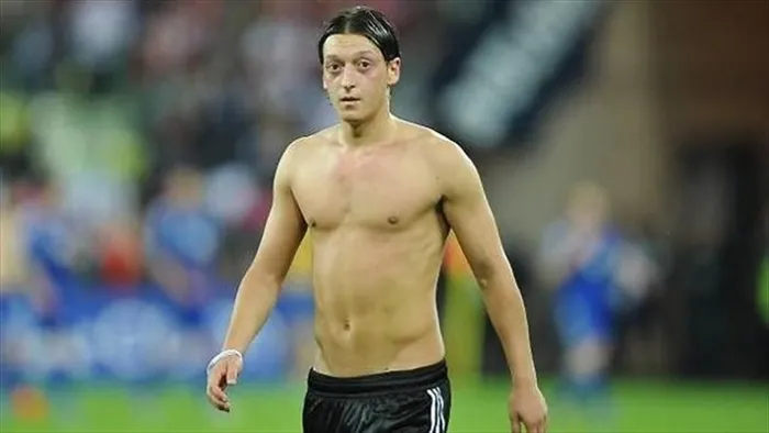 mesut-ozilin-zinde-tutan-diyeti-35lik-eski-futbolcu-celik-gibi-vucuda-bu-yontemle-kavusmus-daha-onceleri-karbo-1703171096899.jpg
