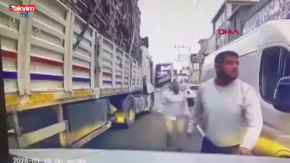 Adana'da bıçaklarla otomobile saldırdılar: İşte o görüntüler