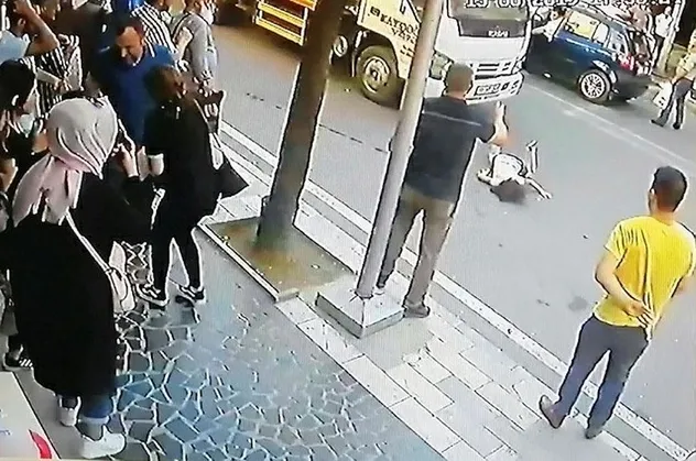 Düzce'de korku dolu anlar! Annesinin elini bırakınca vinç çarptı