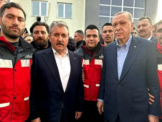 cumhurbaskani-erdogan-alperen-ocaklari-arama-kurtarma-ekibiyle-gorustu-1677614218137.jpeg Cumhur ittifakı afet bölgesinde! Başkan Erdoğan Kahramanmaraş'ta Alperen Ocakları arama- kurtarma ekibiyle görüştü-3