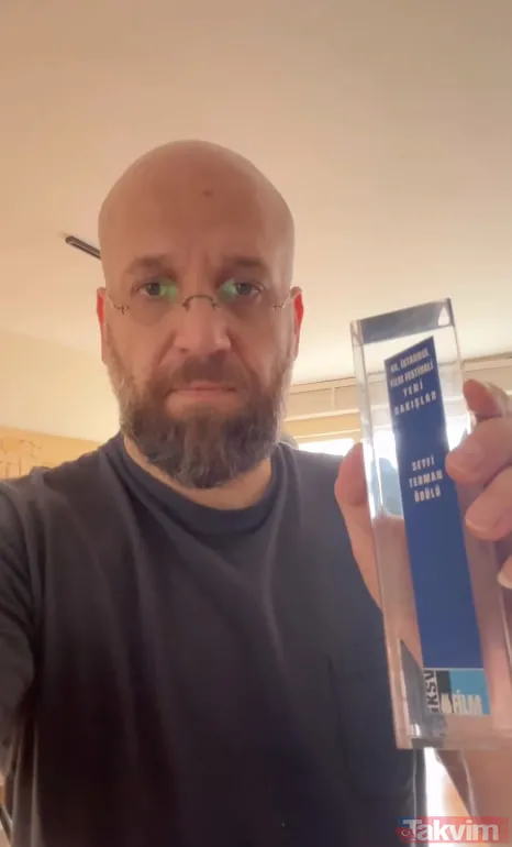 Yönetmen Sancak, sosyal medya hesabından şu açıklamayı yaptı: "Kazandığım en iyi film ödülünün artık hak ettiği yer burası: Çöp. Neden mi? Çünkü bu ödülü...