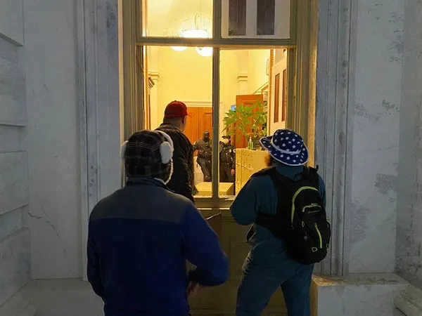 ABD'de Kongre baskınının yankıları sürüyor! Beyaz Saray'dan 3 isim peş peşe istifa etti-6
