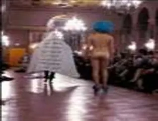 Bir Çıplak Bir Çarşaflı Podyumda