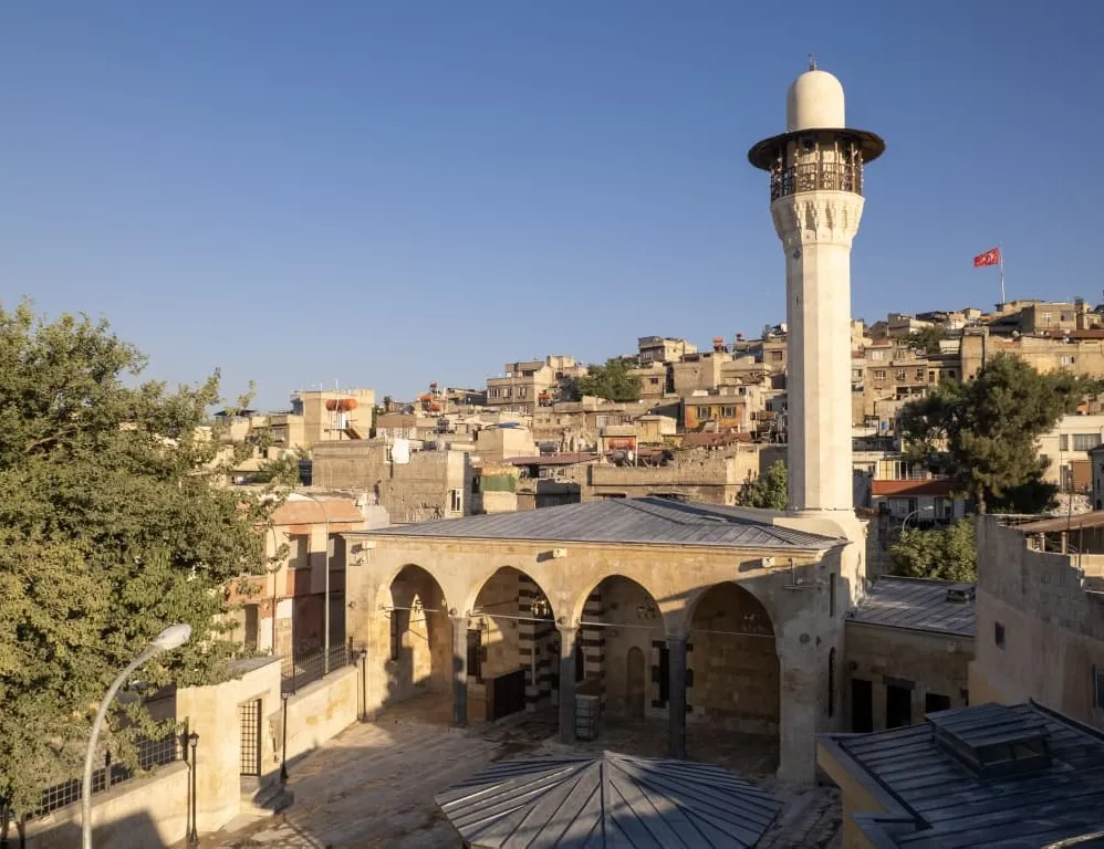 6 Şubat depremlerinde hasar gören iki tarihi cami yeniden ayağa kaldırıldı: Mevlid Kandili’nde kapılarını açıyor