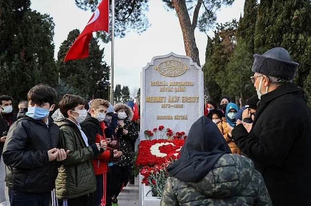 İstiklal Marşı'nın yazarı Milli şair Mehmet Akif Ersoy vefatının 85. yılında kabri başında anıldı