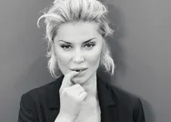 Demet Akalının tahtına aday olan Songül Karlı göğüs dekoltesinden vazgeçmiyor! Frikik kraliçesini gören döndü bir daha baktı