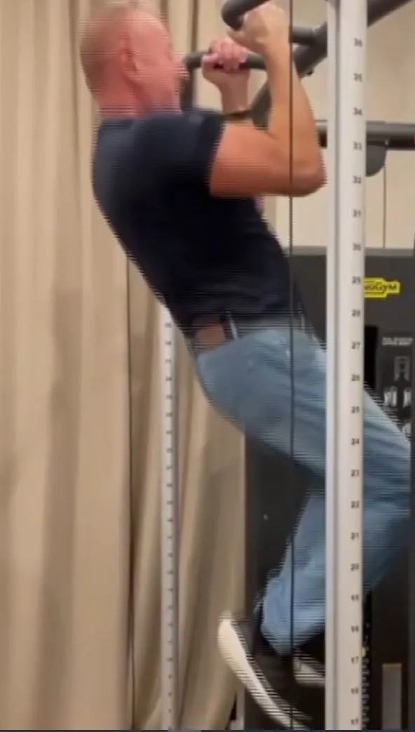 azerbaycan-cumhurbaskani-ilham-aliyev-60inci-yas-gununu-barfiks-cekerek-kutladi-1640377179985.jpg Azerbaycan Cumhurbaşkanı İlham Aliyev 60’ıncı yaş gününü barfiks çekerek kutladı-3