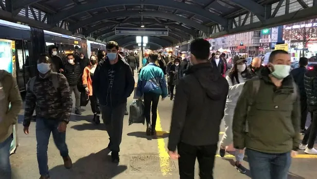 istanbulda-metrobuste-tika-basa-yolculuk-sosyal-mesafe-yine-unutuldu-1605630445705.jpeg
