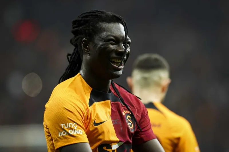 galatasarayin-eski-yildizi-bafetimbi-gomisten-5-yildiz-mesaji-1747574669219.jpeg