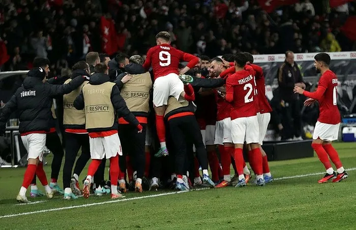 a-milli-futbol-takimimiz-gallerde-tarihi-basari-pesinde-iste-muhtemel-11ler-1700559919340.jpeg