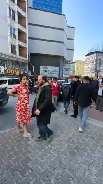 fuhus-pazarligi-karakolda-bitti-12-bin-lirami-geri-ver-1745395337389.jpeg Fuhuş pazarlığı karakolda bitti (Fotoğraf: İHA)