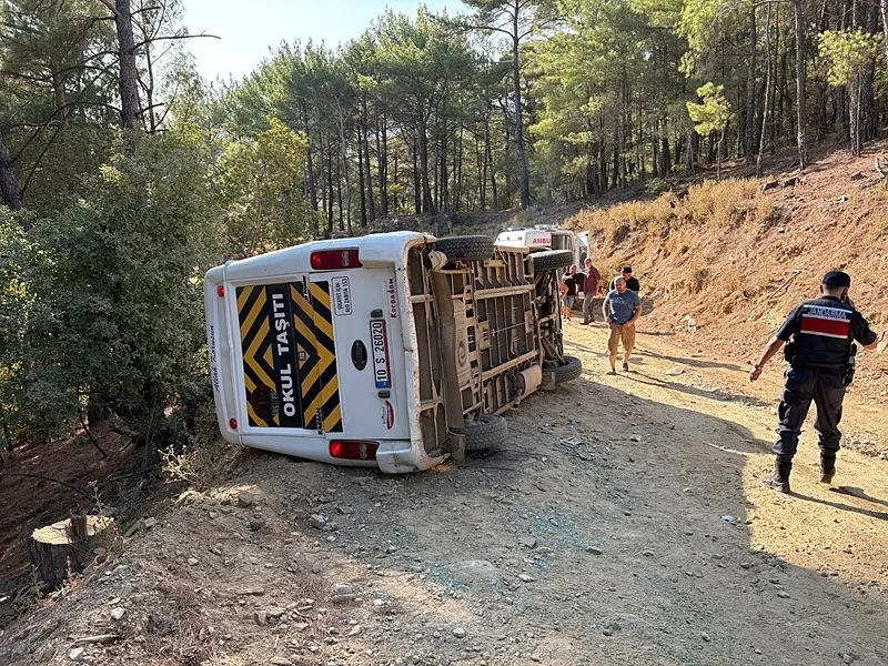 Balıkesir'de can pazarı! Tur minibüsünün şarampole devrildi: Çok sayıda yaralı var (İHA)