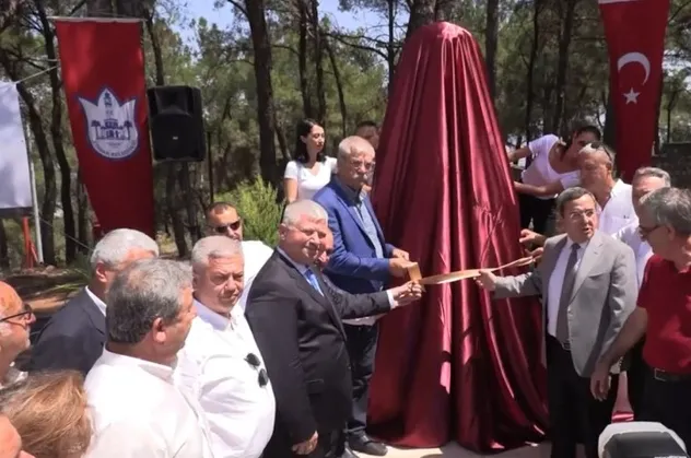 CHP'nin hizmet anlayışı heykelden ibaret! Bu kez İzmir'de heykel açtılar
