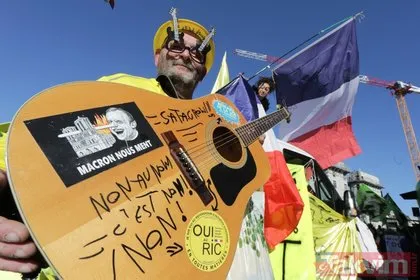 Son dakika: Fransa’da eylemciler Macron’a karşı yürüdü! Sarı yelekliler de orada...