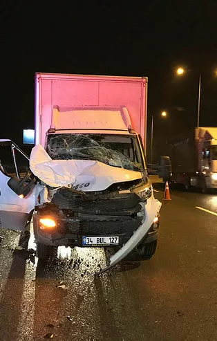 Kuzey Marmara Otoyolu'nda kamyon tıra çarptı: 1 kişi yaralandı!