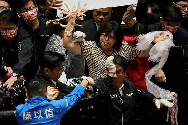 Tayvan'da iğrenç olay! Mecliste kavga çıktı bağırsaklar havada uçuştu-6