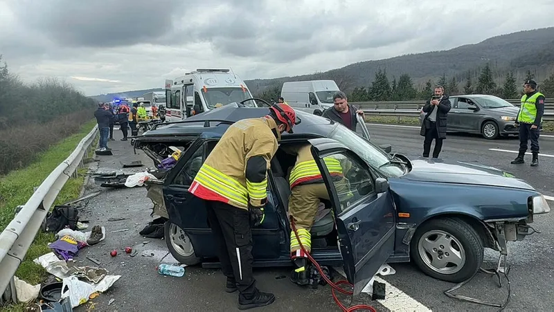 Düzce'de feci kaza! Lüks cip otoyolda otomobile arkadan çarptı: 3 kişi hayatını kaybetti 1'i bebek iki kişi yaralandı-5