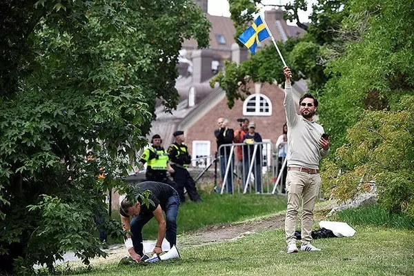 Akıllanmazsın İsveç! Momika'dan yeni provokasyon! Bu kez ülkesinin büyükelçiliği önünde Kur'an-ı Kerim'e saygısızlık! Polis izledi AFP fotoğrafları geçti!-10