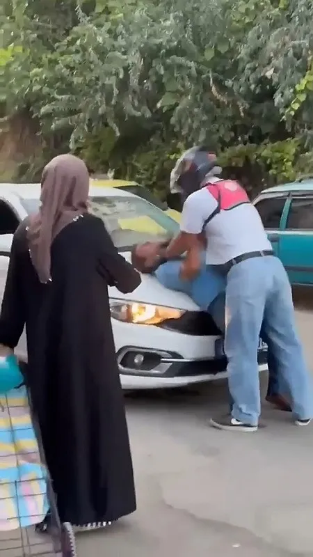 antalyada-motokurye-ile-surucunu-kavgasi-kamerada-kaputa-yatirip-yumrukladi-1788000689953.jpeg Antalya'da motokurye ile sürücünün kavgası kamerada: Kaputa yatırıp yumrukladı-3