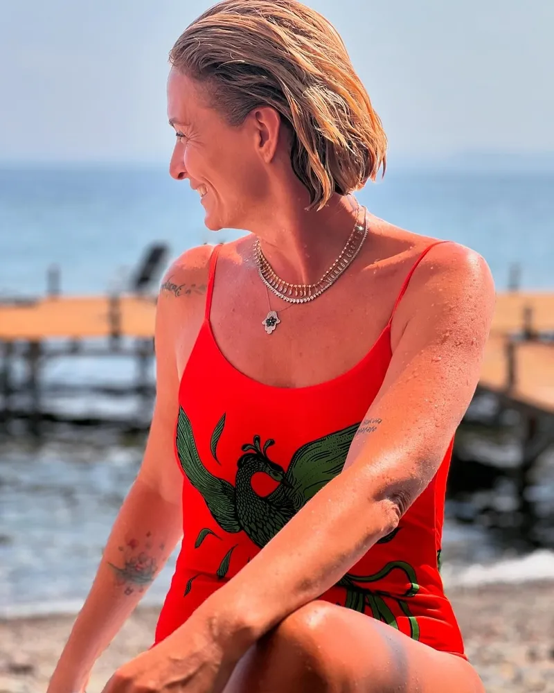 2-cocuk-annesi-ceyda-duvenciden-yaz-pozlari-turuncu-mayosuyla-pes-pese-en-dogal-halini-paylasti-1722001612835.jpg 2 çocuk annesi Ceyda Düvenci’den yaz pozları! Turuncu mayosuyla peş peşe en doğal halini paylaştı!-3