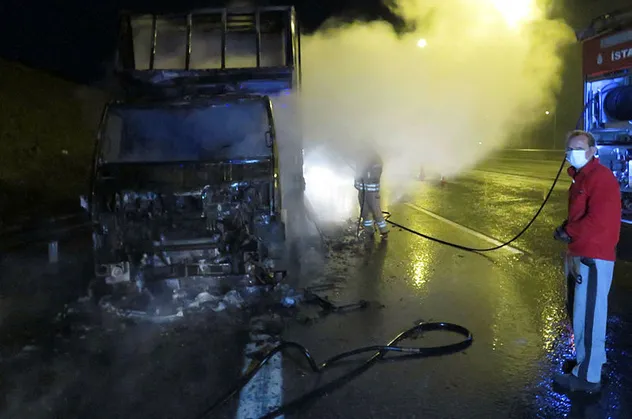 Pendik'te korkunç olay! Cıvata yüklü kamyon yandı