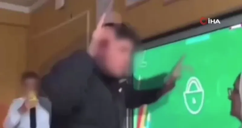 1709046176055.jpeg Yine TikTok yine skandal | İzmir'de öğretmenin karşısında oynayıp video çektiler! "Gençlik nereye gidiyor?"-2