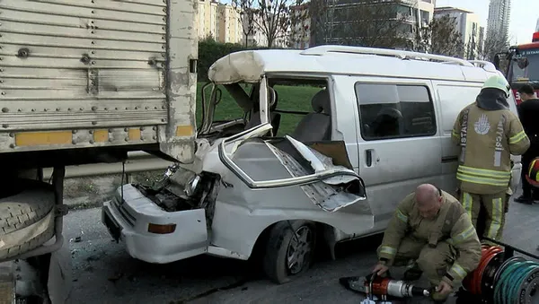 1608902997224.jpg Esenyurt'ta trafiği kilitleyen kaza! Araç hurdaya döndü-2