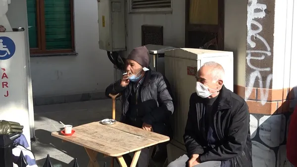 corumda-yasak-olmasina-ragmen-sigara-icen-gence-belediye-baskan-yardimcisi-900-liran-var-mi-diye-sordu-1605272247289.jpg Çorum'da yasak olmasına rağmen sigara içen gence belediye başkan yardımcısı "900 liran var mı?" diye sordu-5