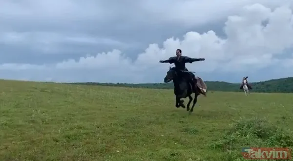 Kuruluş Osman’ın yıldızı Burak Özçivit kamera arkasını paylaştı! Özge Törer ile at üzerinde şov yaptı sosyal medya yıkıldı - 4