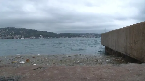 sariyer-sahilinde-tepki-ceken-goruntu-denizi-pislik-goturuyor-1660235637608.jpg