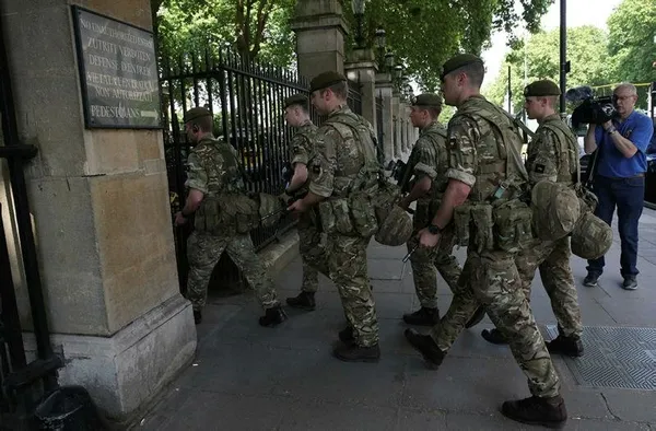 Londra'da önemli binaları silahlı askerler koruyacak-1