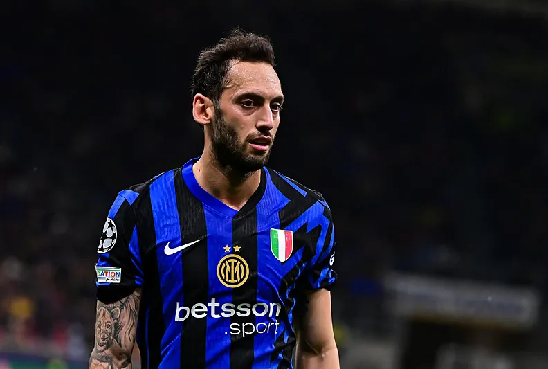 Hakan Çalhanoğlu’na maç ve para cezası