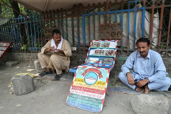 pakistanda-fakirler-sokak-discilerinde-tedavi-oluyor-1629540377608.jpg Pakistan'da fakirler sokak dişçilerinde tedavi oluyor-2