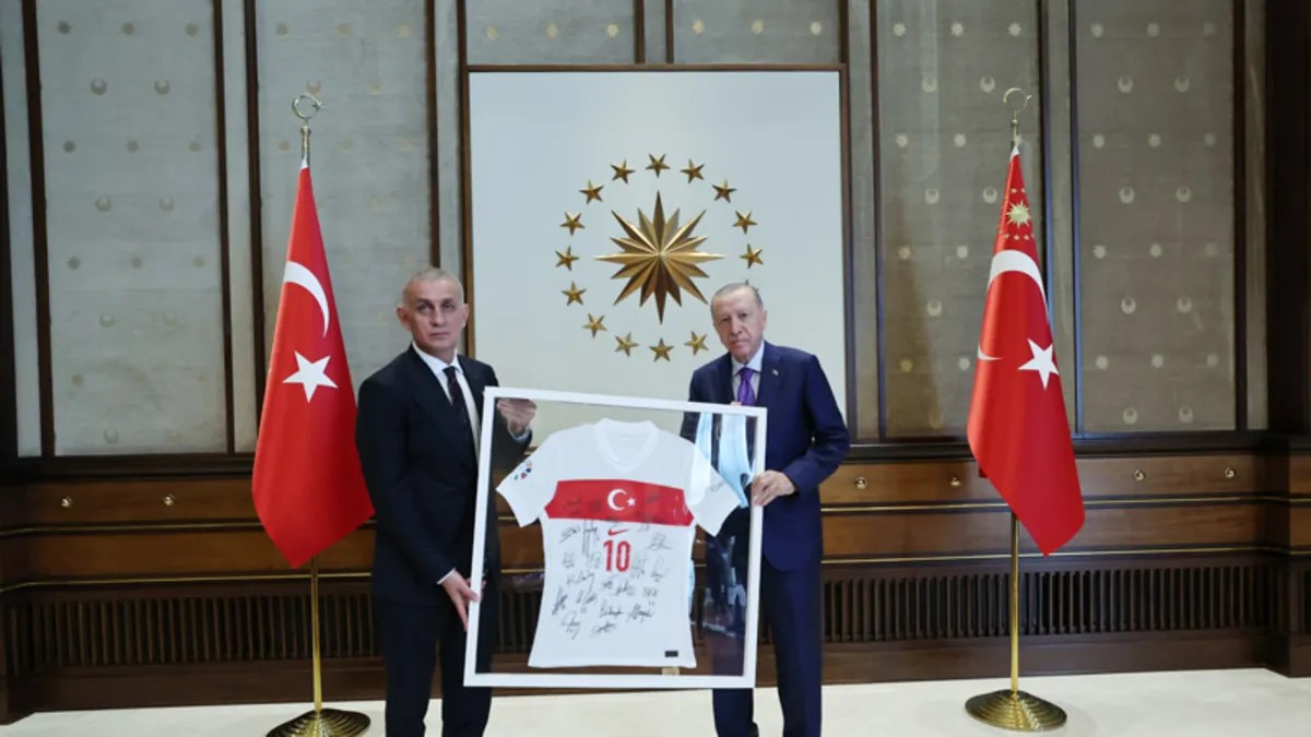 Başkan Erdoğan TFF heyetini kabul etti! TFF Başkanı İbrahim Hacıosmanoğlu'ndan Erdoğan'a "Dünya Lideri Recep Tayyip Erdoğan" forması