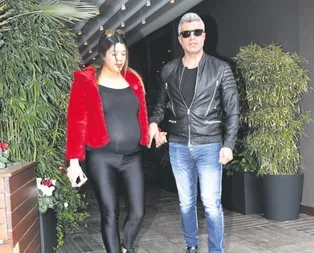 Kuş sütüyle besliyor