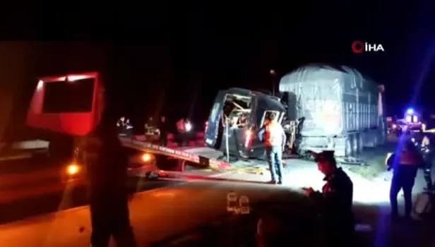 Amasya da tiyatrocuları taşıyan minibüsle kamyonun çarpıştığı kazada 3 kişi