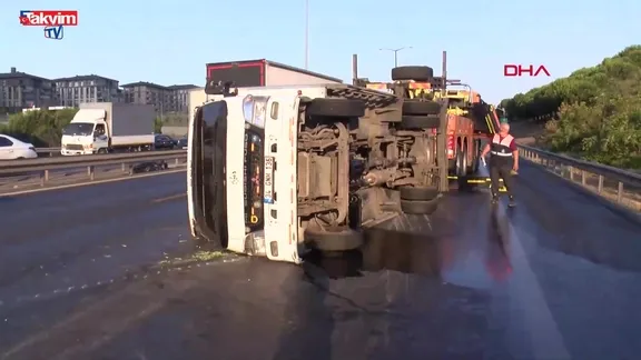 TEM Otoyolu'nda kamyonet devrildi: Trafik kilitlendi