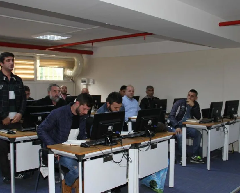 Akademili otoparkçı