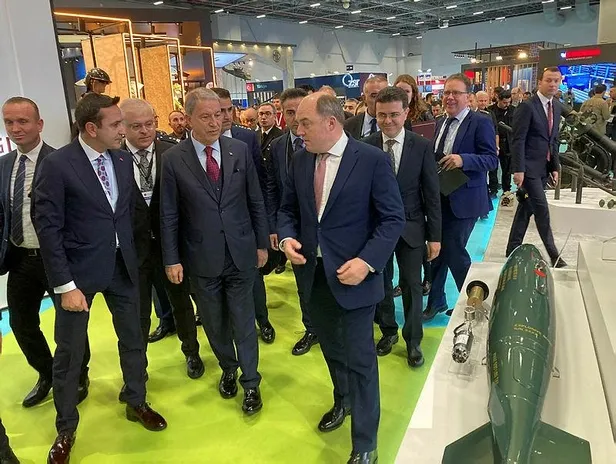 ingiltere-savunma-bakani-wallacetan-turk-ihalarina-ovgu-modern-savasi-onemli-olcude-degistirdiler-ingiltere-ih-1666793706531.jpeg İngiltere Savunma Bakanı Wallace'tan Türk İHA'larına övgü: Modern savaşı önemli ölçüde değiştirdiler... İngiltere İHA alacak mı?-1