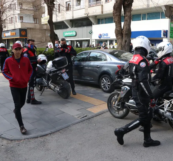 diyarbakirda-bankaya-silahli-soygun-girisimi-polise-teslim-oldu-1614586456840.jpg Diyarbakır'da bankaya silahlı soygun girişimi! Polise teslim oldu-9