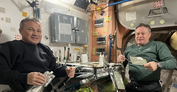 Uzayda yemek keyfi | İlk Türk astronot Alper Gezeravcı uzayda yemek yediği fotoğrafı paylaştı