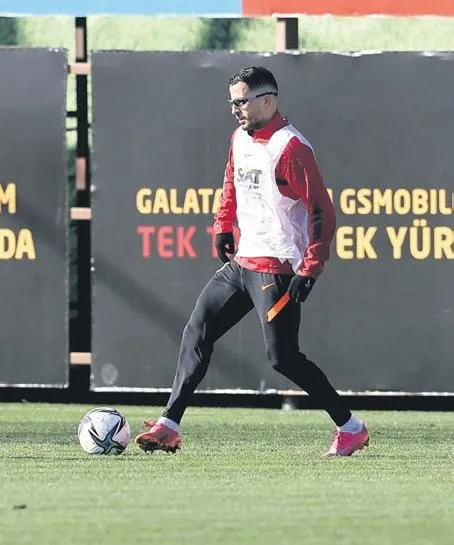 galatasarayin-yeni-hocasi-torrentin-plani-belli-oldu-buyuk-degisim-yok-ufak-dokunus-var-1642191906218.jpeg Galatasaray'ın yeni hocası Torrent'in planı belli oldu! Büyük değişim yok ufak dokunuş var-3