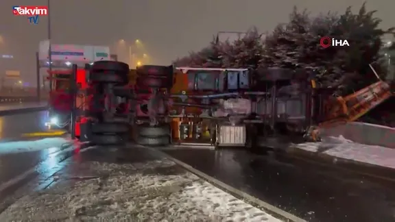 Beylikdüzü'nde kar küreme aracı devrildi: 1 yaralı