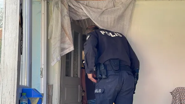 yasli-kadin-mutfakta-yemegi-unutunca-evde-yangin-cikti-1634218029782.jpg Yaşlı kadın mutfakta yemeği unutunca evde yangın çıktı-1