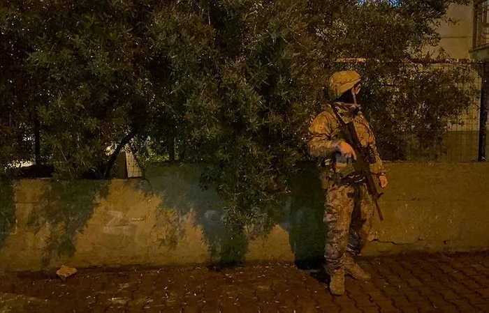 mersinde-431-polis-ile-safak-operasyonu-cok-sayida-uyusturucu-saticisi-enselendi-1705470842891.jpeg Mersin'de 431 polisle şafak operasyonu! Çok sayıda uyuşturucu satıcısı enselendi-4