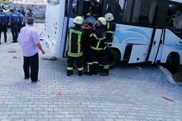 Jandarmaları taşıyan minibüs kaza yaptı! Çok sayıda yaralı var